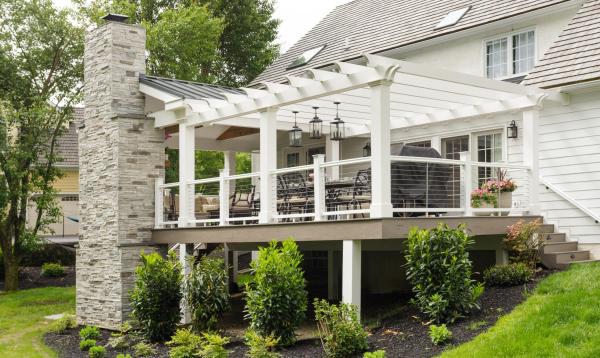 Deck with white wood pergola by Homestead Structures