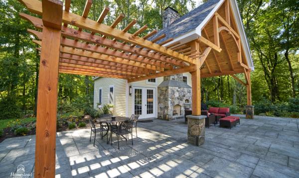 Cabin with wood pergola by Homestead Structures